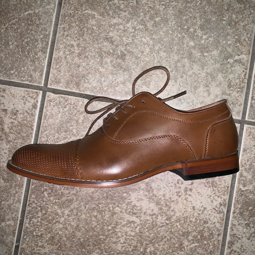 Brown leather Oxford shoes